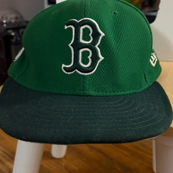 Boston Red Sox 2018 St. Patrick's Day "ProLight" Hat made by New Era - Picture 2 of 7